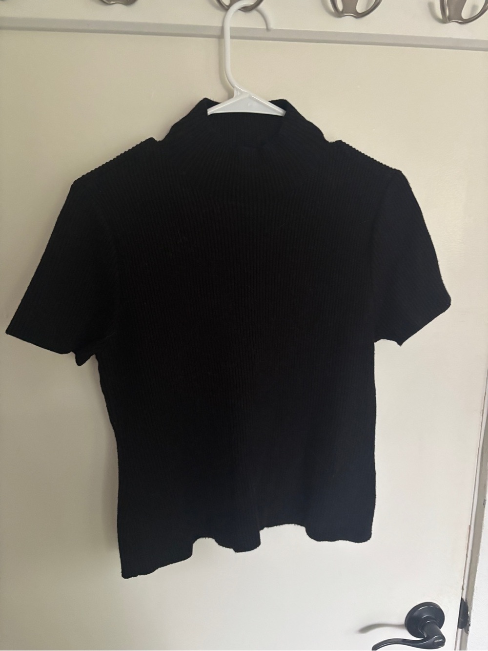 Women's Black Short-Sleeve Crop Ribbed Top